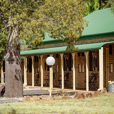 Overlander Homestead Motel Roma Exterior photo