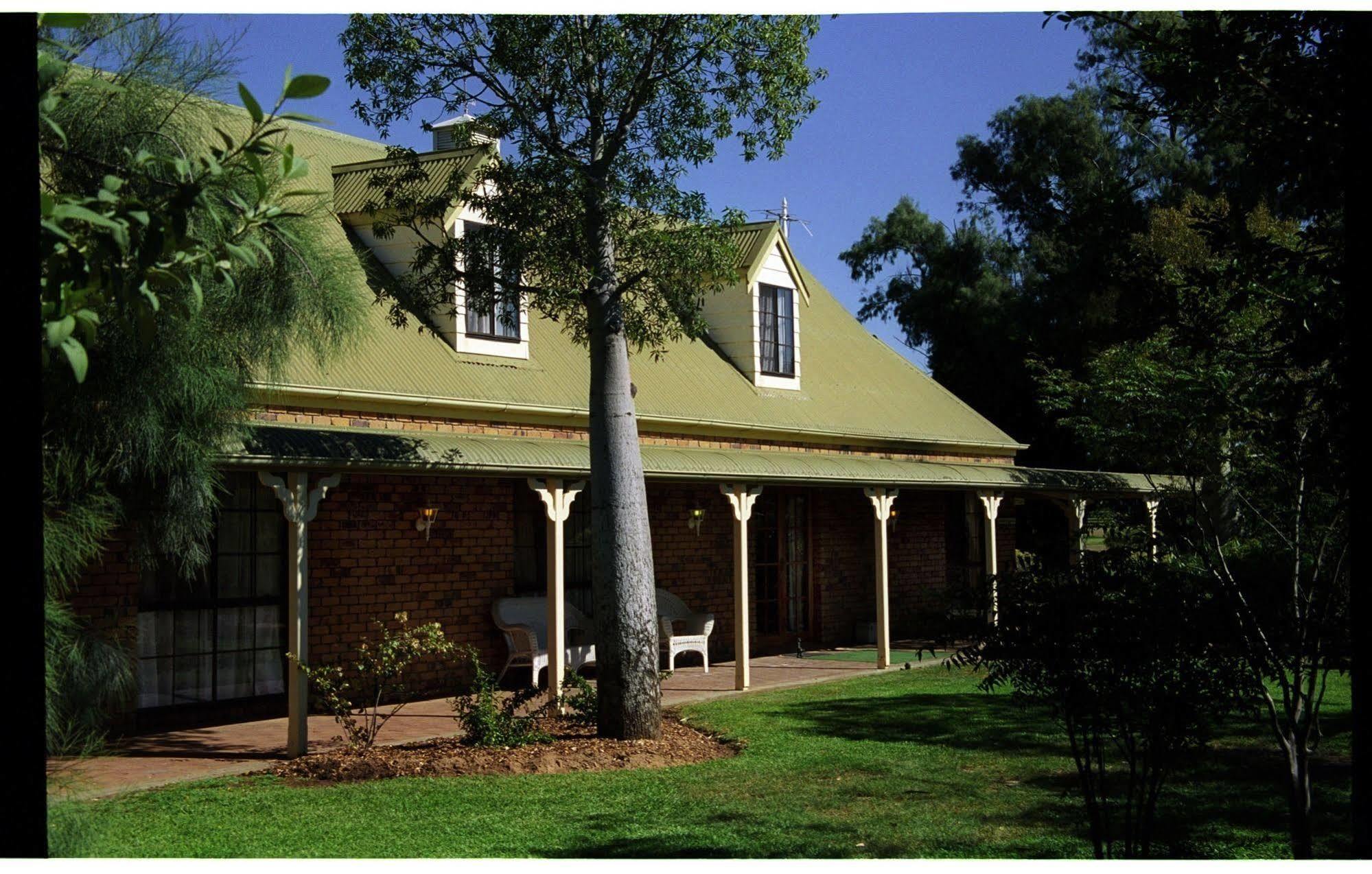 Overlander Homestead Motel Roma Exterior photo