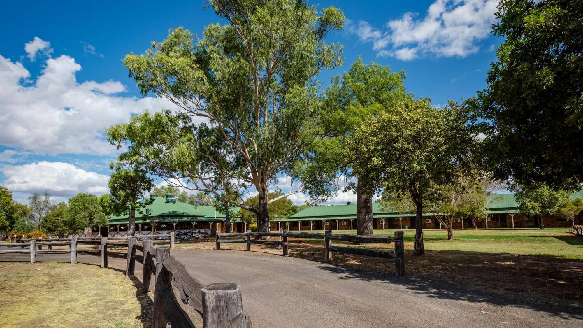 Overlander Homestead Motel Roma Exterior photo